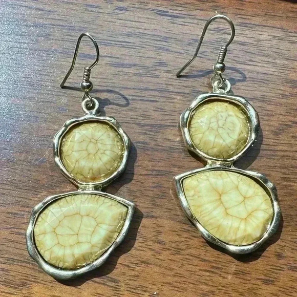 Amber Yellow Stone Clam Dangle Earrings - Picture 1 of 2